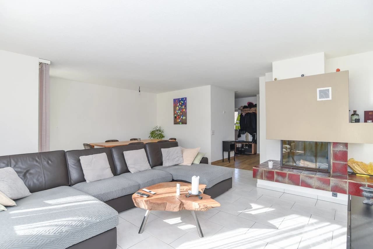 Renovierte Parterre-Wohnung mit Wintergarten und Gartenanteil