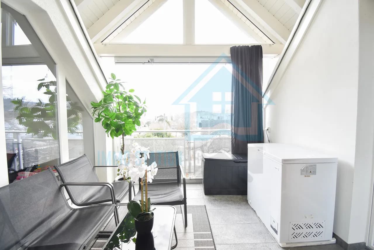 Stilvolle 4.5-Zimmer-Dachwohnung mit Loggia und Alpenblick in Burg AG