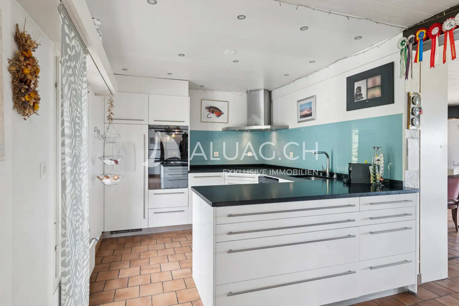 VIELSEITIGER PFERDEHOF MIT ZAHLREICHEN GESTALTUNGSMÖGLICHKEITEN