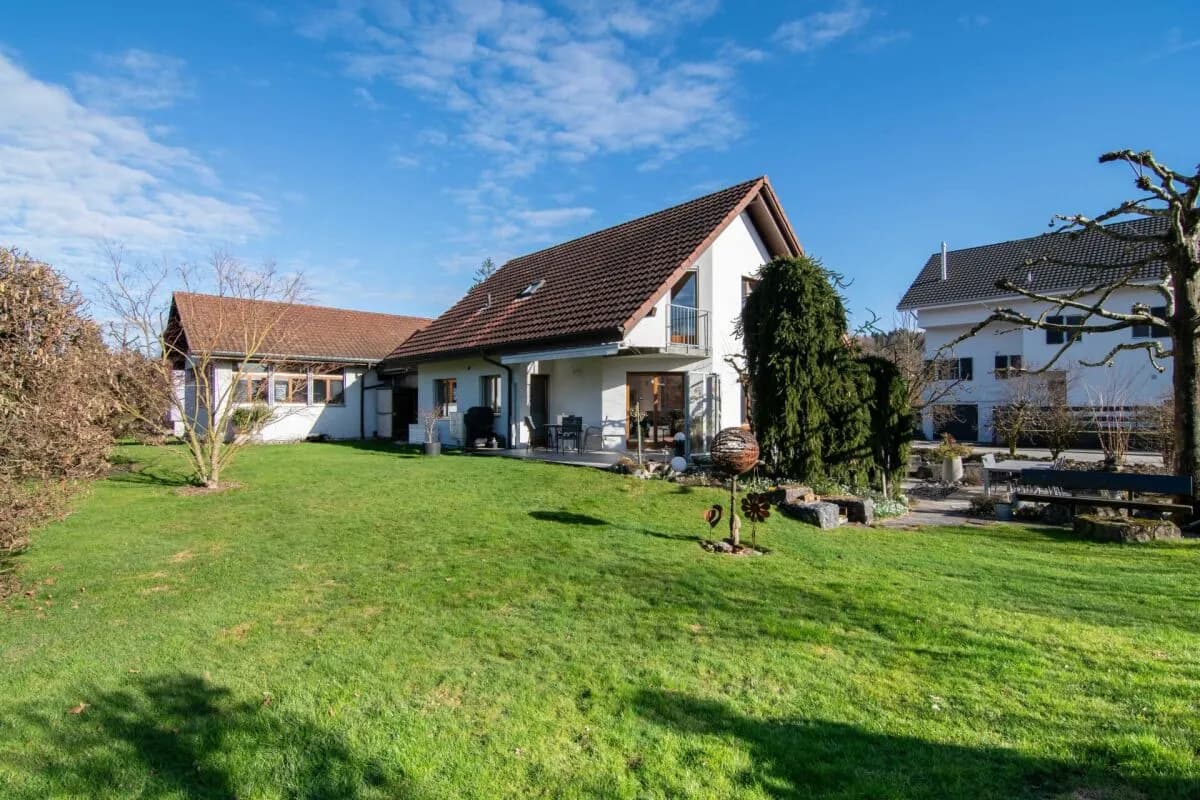 Freistehendes Wohnhaus mit separatem Nebengebäude - Arbeiten und Wohnen, Mehrgenerationen oder individuelle Wohnkonzepte