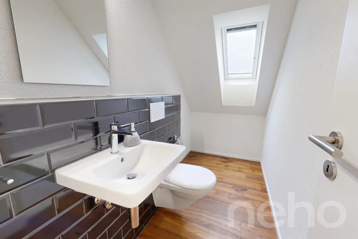 Neuwertige Dachgeschosswohnung mit hochwertigem Ausbaustandard