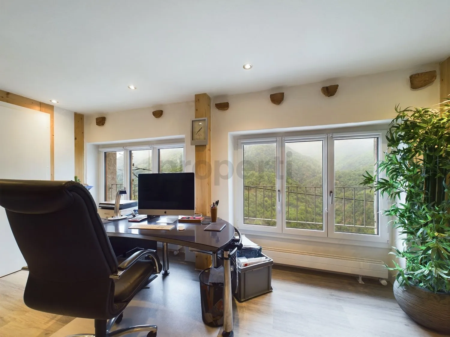 Einzigartiges 5.5-Zimmer-Einfamilienhaus mit separater Dachwohnung in IntragnaUnica casa indipendente di 5,5 locali con attico separato a Intragna