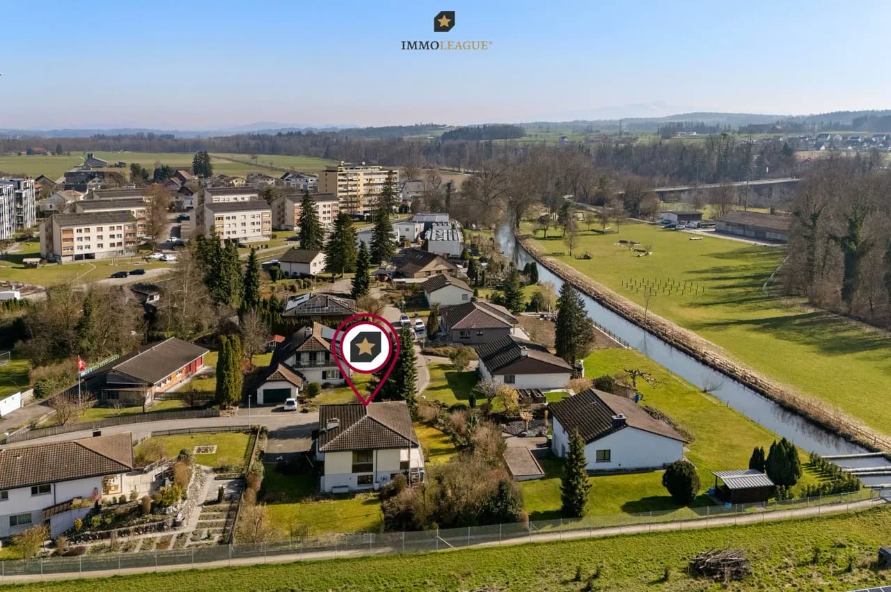 Freistehendes Einfamilienhaus mit grossem Umschwung.