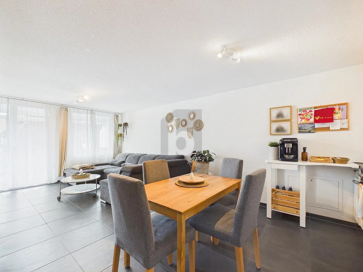 SONNIG, HELL UND FAMILIENFREUNDLICH