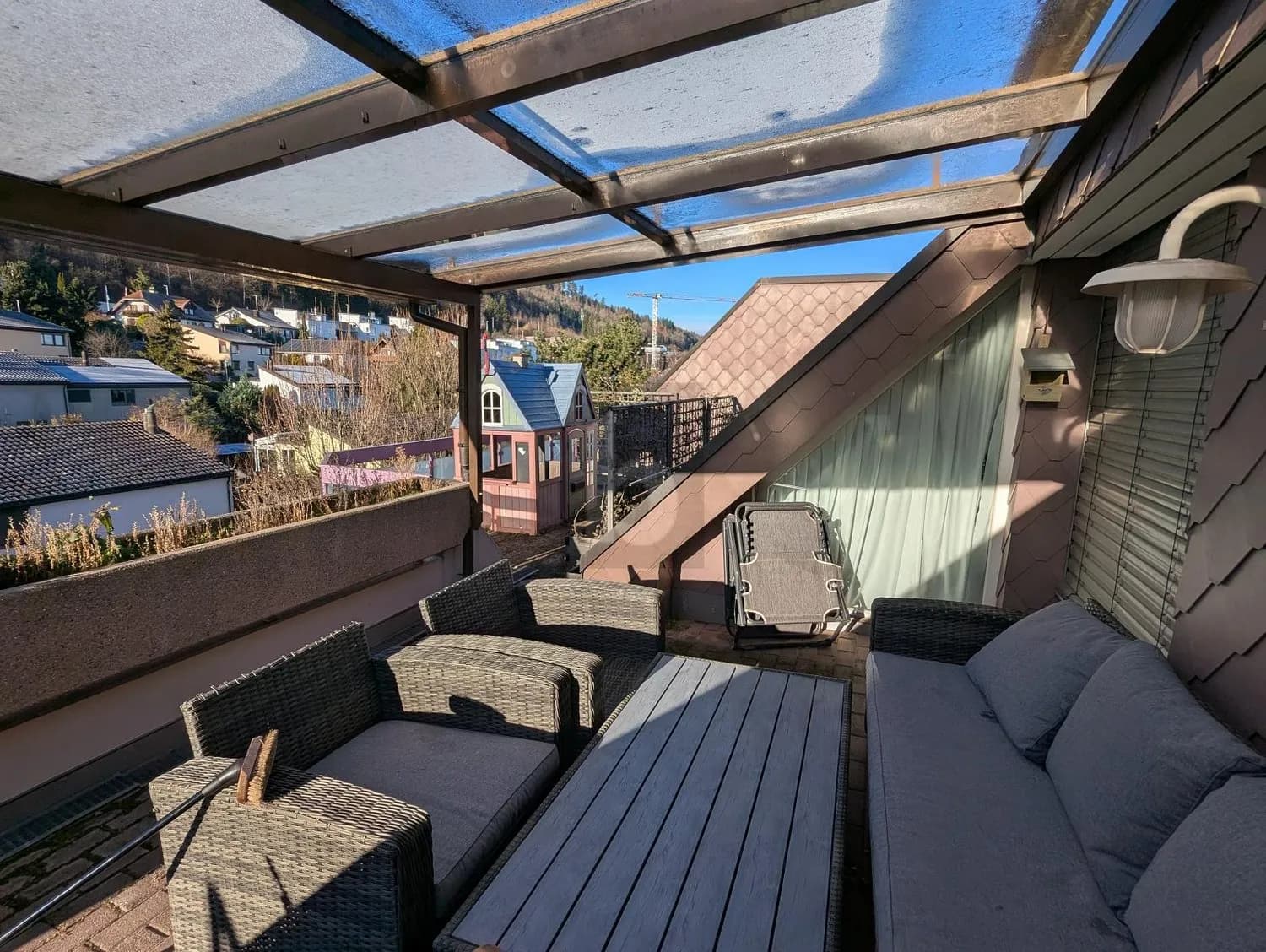 LICHTDURCHFLUTET MIT CHEMINÉE UND DACHTERRASSE