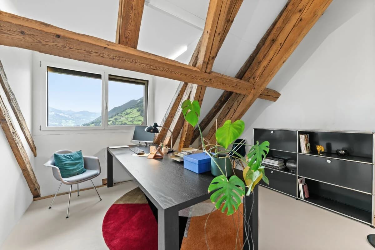 Stilvolle Dachmaisonette mit Sicht auf Mythen, See und ins saftige Grün