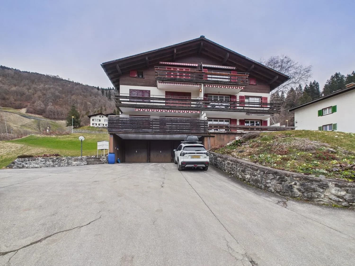 Ruhige 3.5-Zimmer-Wohnung mit praktischem Einstellplatz, Saas im Prättigau