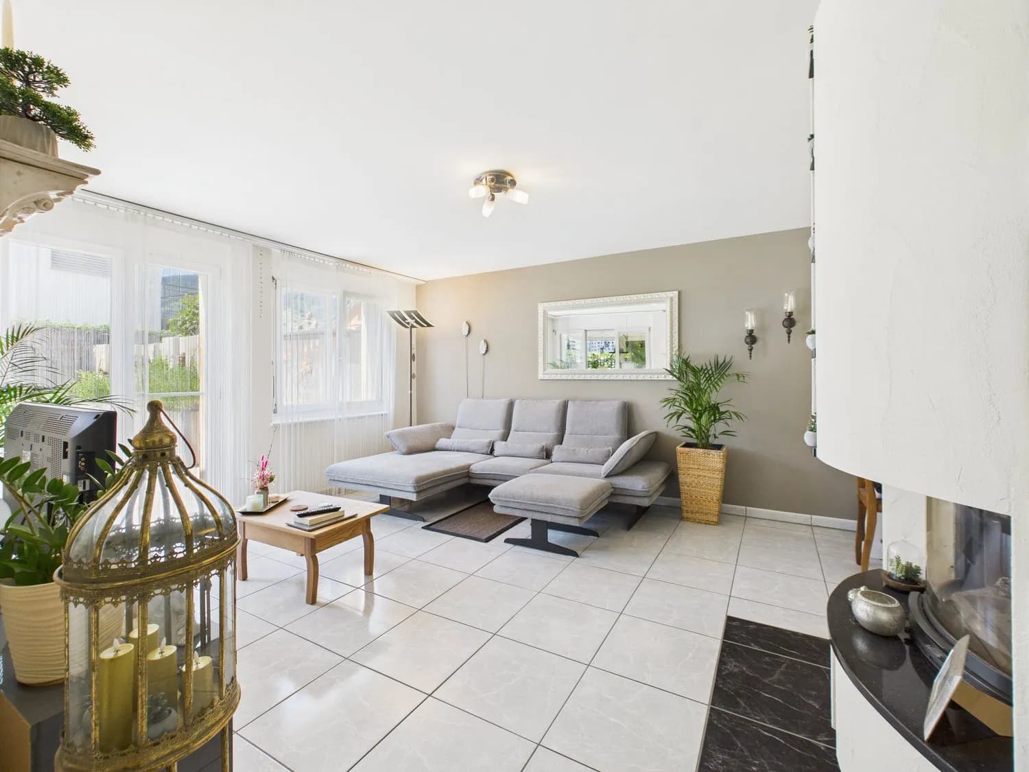 Grosszügige Haushälfte in ruhigem Wohnquartier mit Top-Anbindung an zentrumsnaher Lage