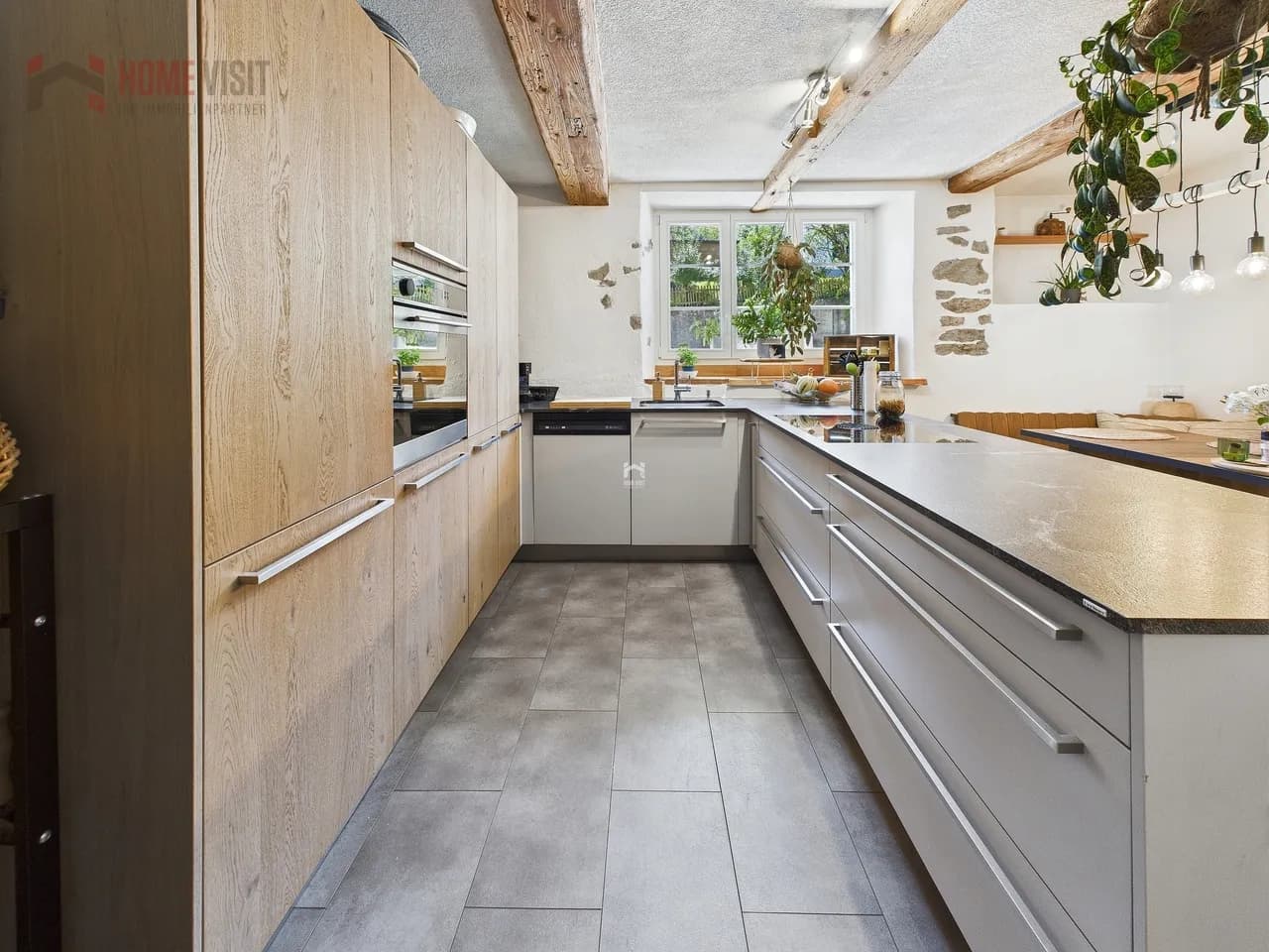 5.5-Zi.-Wohnung mit Pferdehaltungsmöglichkeit in Zweifamilienhaus