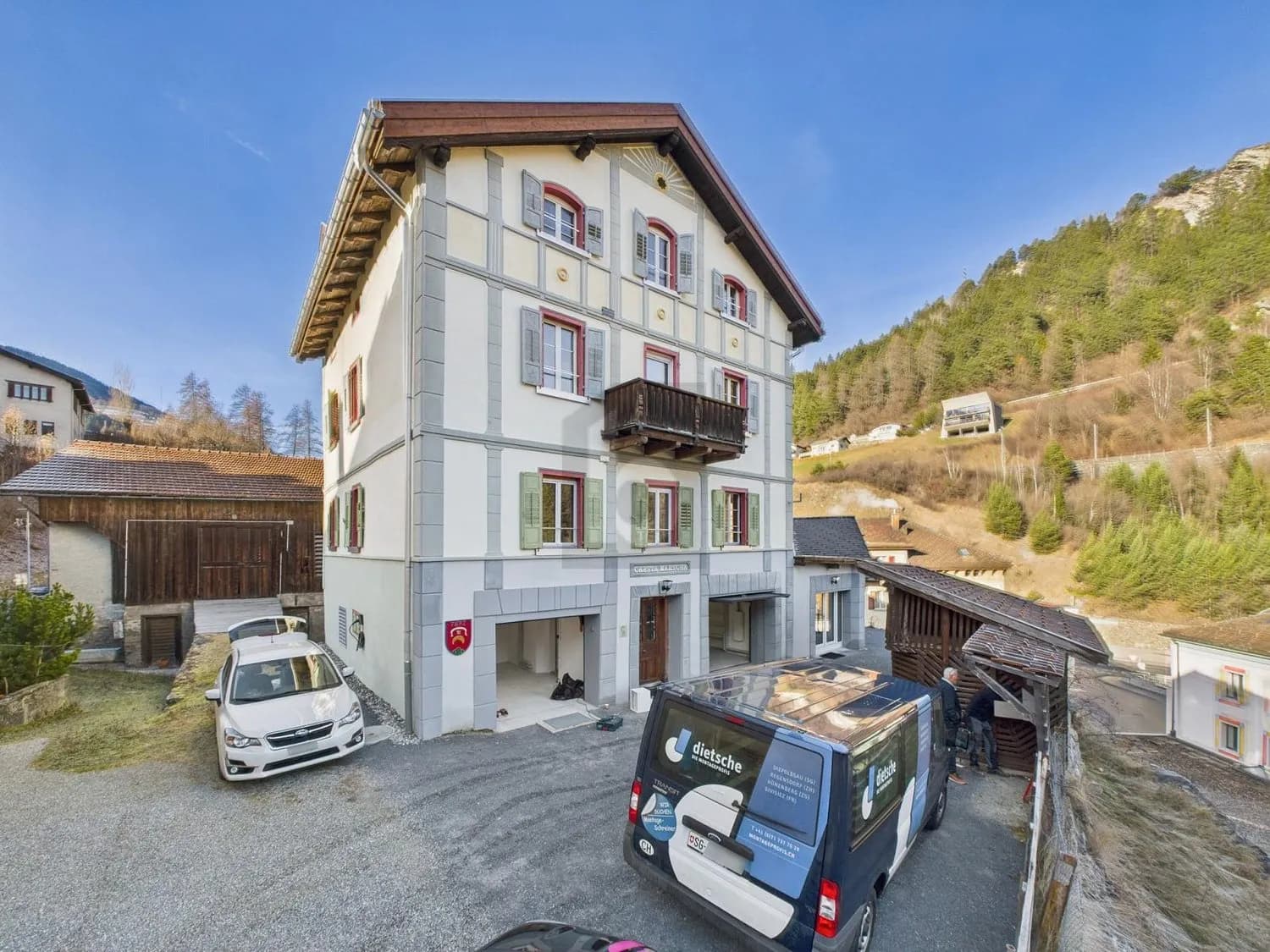 MODERNE ALTBAUPERLE MIT SPECKSTEINOFEN