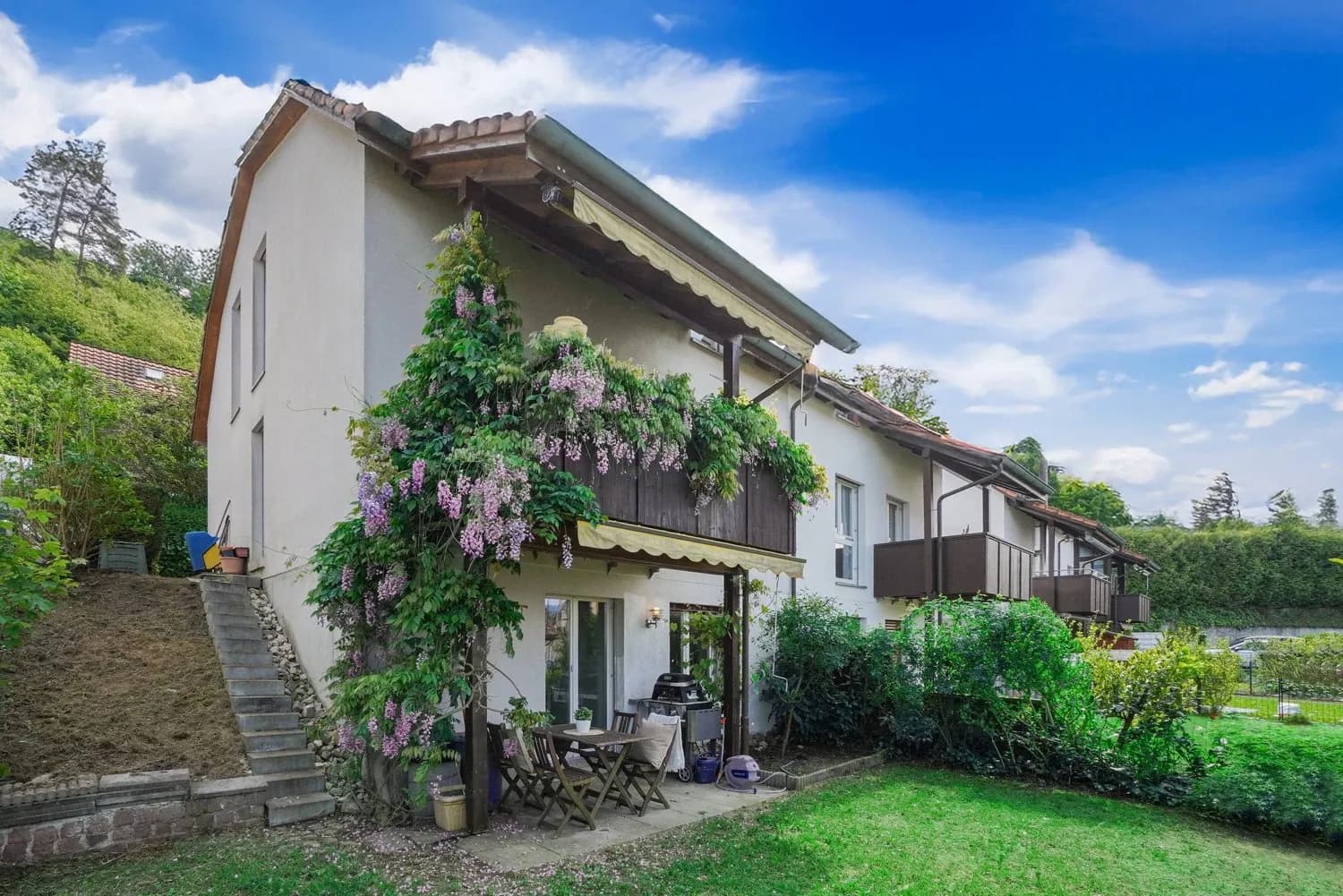 GEPFLEGTE 6.5-ZIMMER-DOPPELHAUSHÄLFTE MIT GARTEN UND BALKON