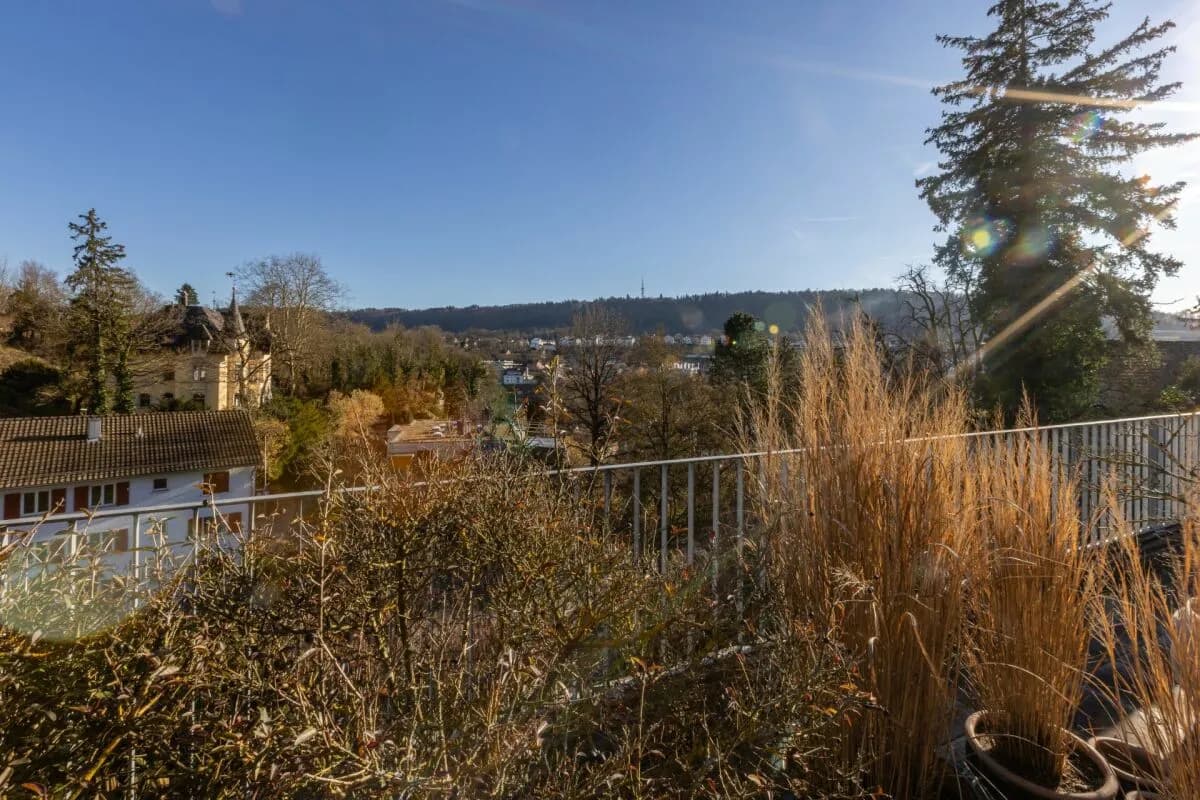 Grosse Sonnenterrasse plus Cheminée im exklusives Terrassenhaus beim Lindli