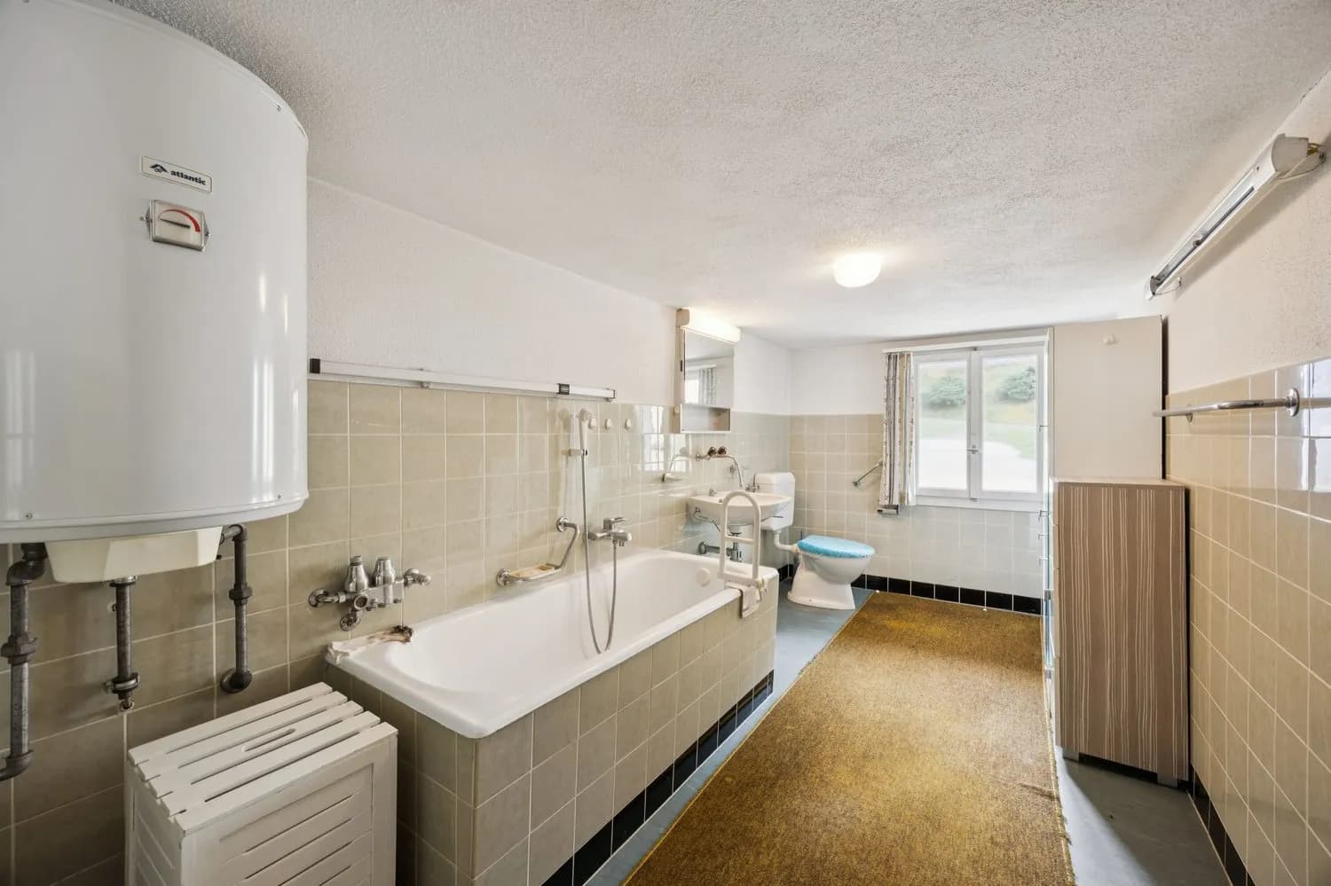 Grosszügiges 7-Zimmer-Haus in Leibstadt mit grosser Dachterrasse und viel Potenzial