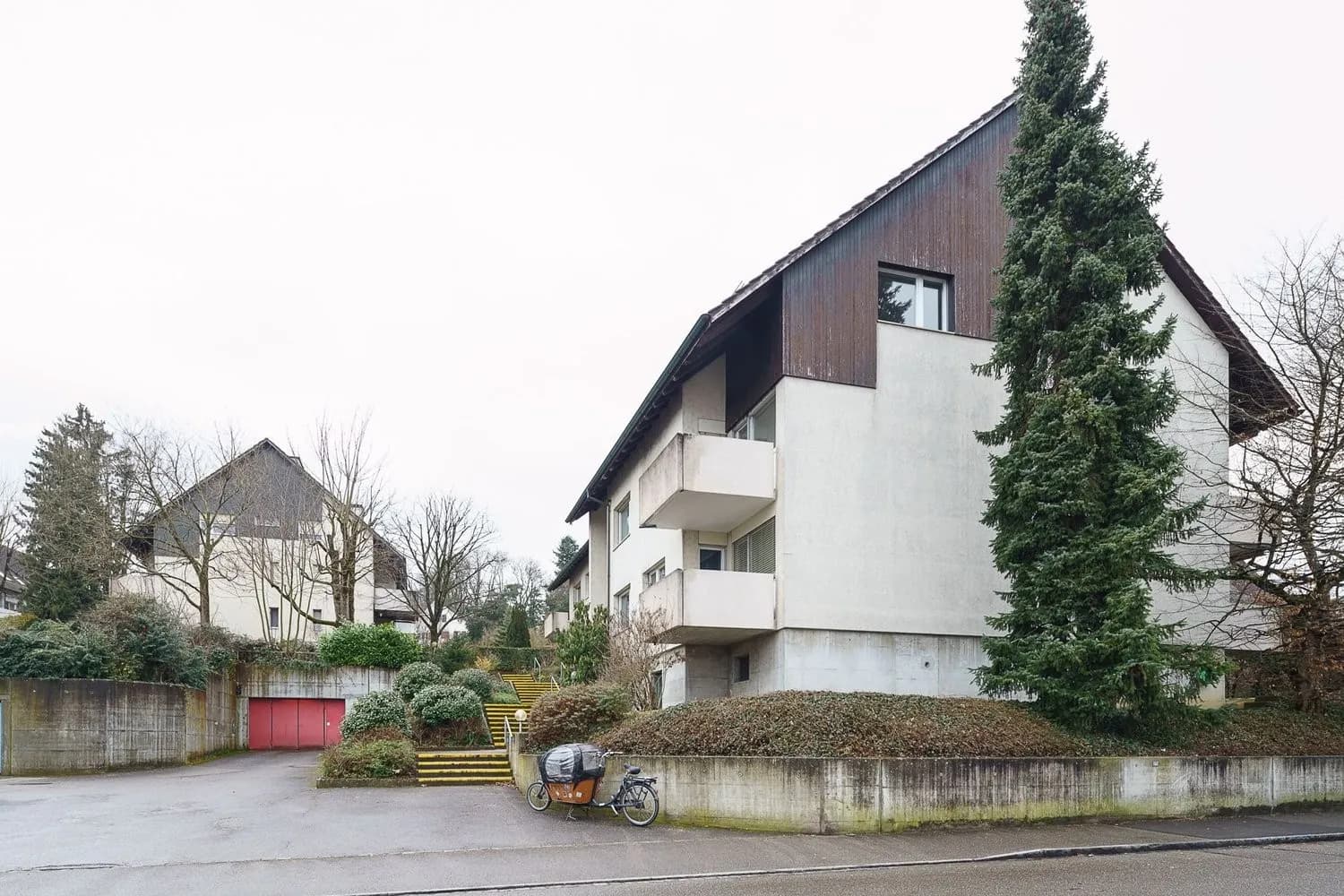 Grosszügige sanierte 5.5-Zimmer-Wohnung mit Kamin und Balkon