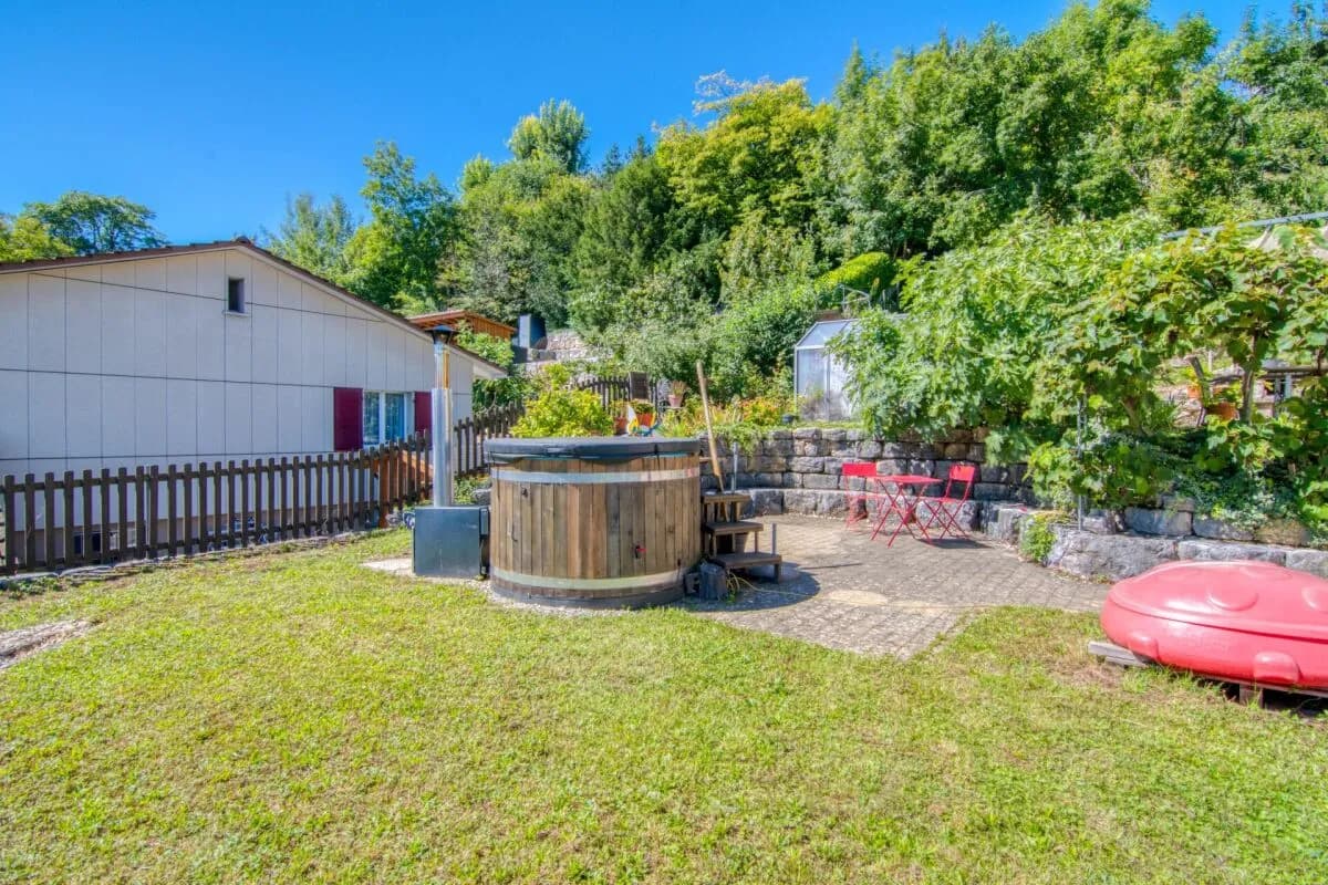 Grosszügiges 6.5-Zimmer-Einfamilienhaus mit Einliegerwohnung, Doppelgarage, 1'053 m² Gartenparadies und Weitsicht auf die Alpen