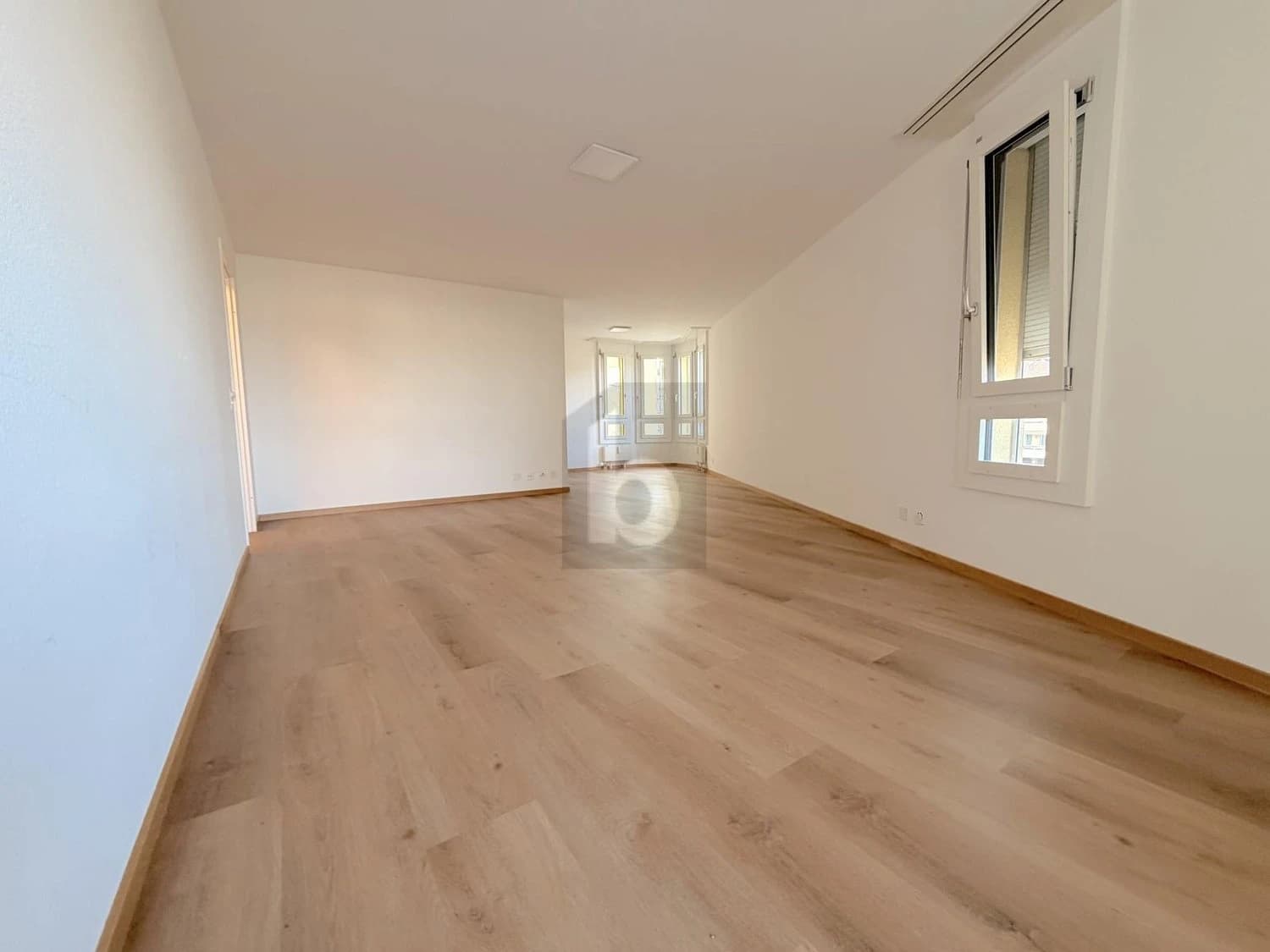 FRISCH RENOVIERT UND LICHTDURCHFLUTET!