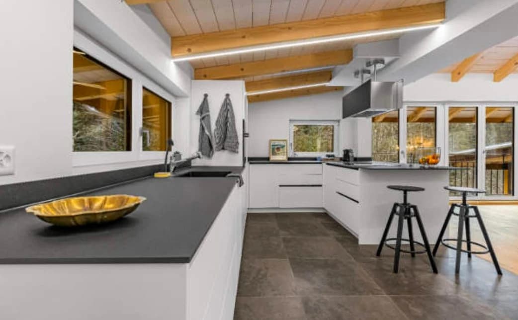 Exklusive Alleinlage mit grossem Umschwung in Goldiwil  sonnig & absolut privat