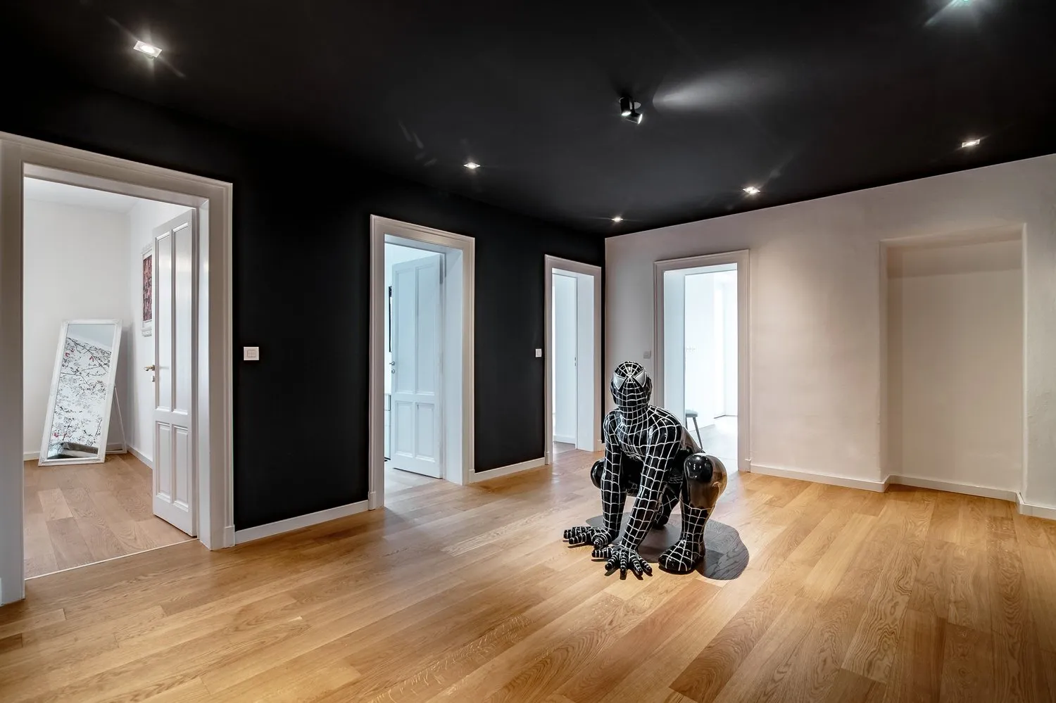 "Villa di Lusso a Lugano: Design Moderno e Vista Lago Mozzafiato" / "Luxuriöse Villa in Lugano: Modernes Design und Atemberaubender Seeblick"