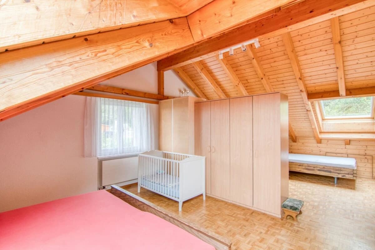 Grosszügiges 6.5-Zimmer-Einfamilienhaus mit Einliegerwohnung, Doppelgarage, 1'053 m² Gartenparadies und Weitsicht auf die Alpen