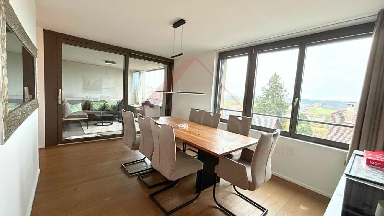 Moderne 5.5-Zimmer-Maisonette mit Loggia, Designküche und Minergie-Standard in zentraler Lage