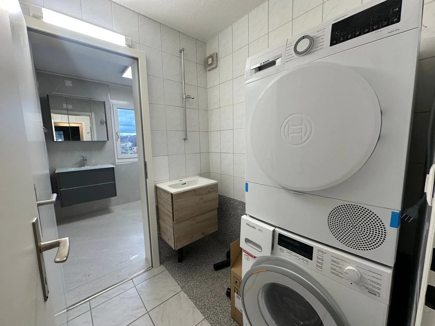 Steuergünstige und helle 3.5-Zimmer Wohnung mit Balkon und freiem Blick ins Grüne in Däniken