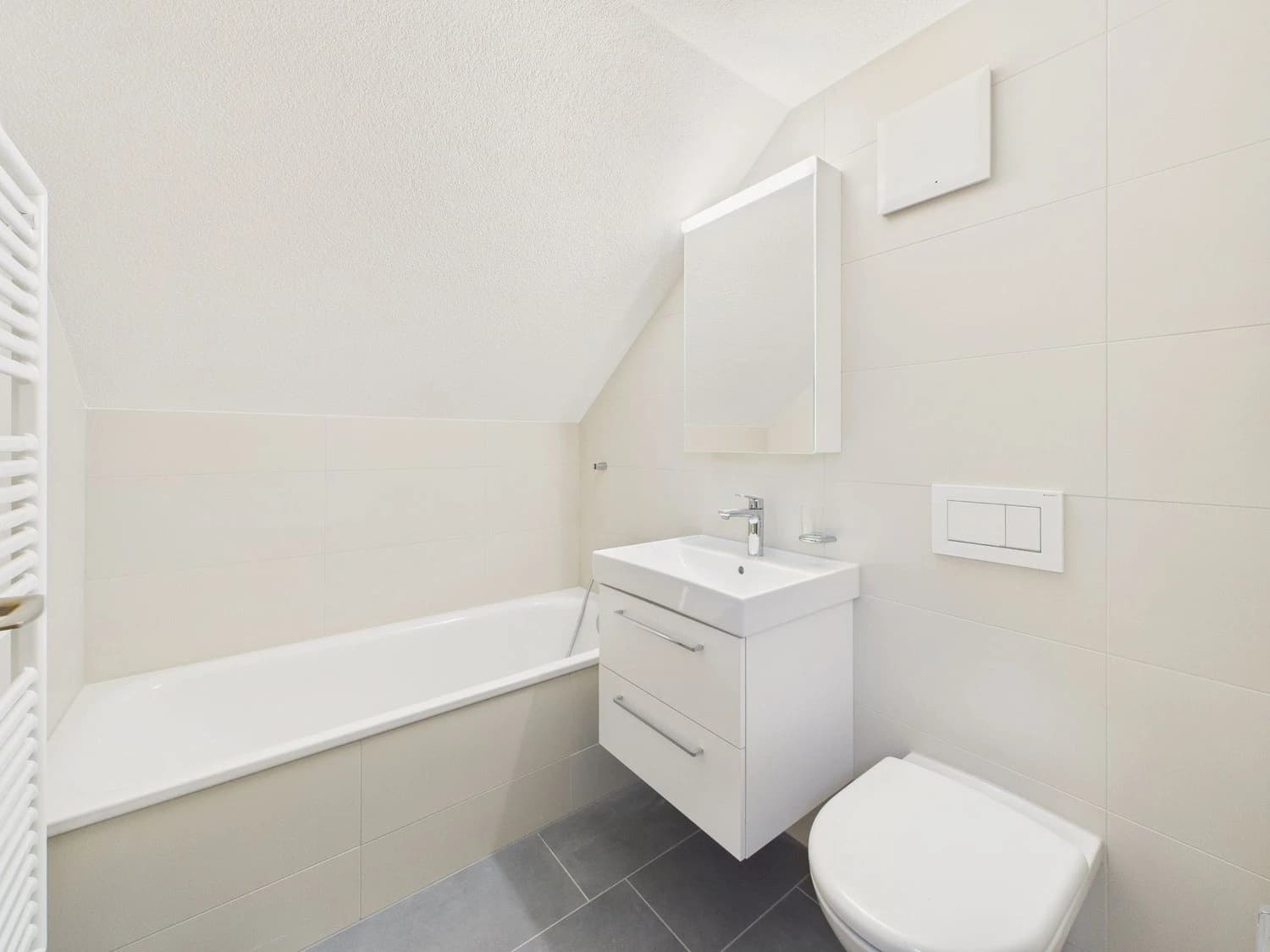 Helle 3.5-Zimmer Dachwohnung in Huttwil - Frisch renoviert!