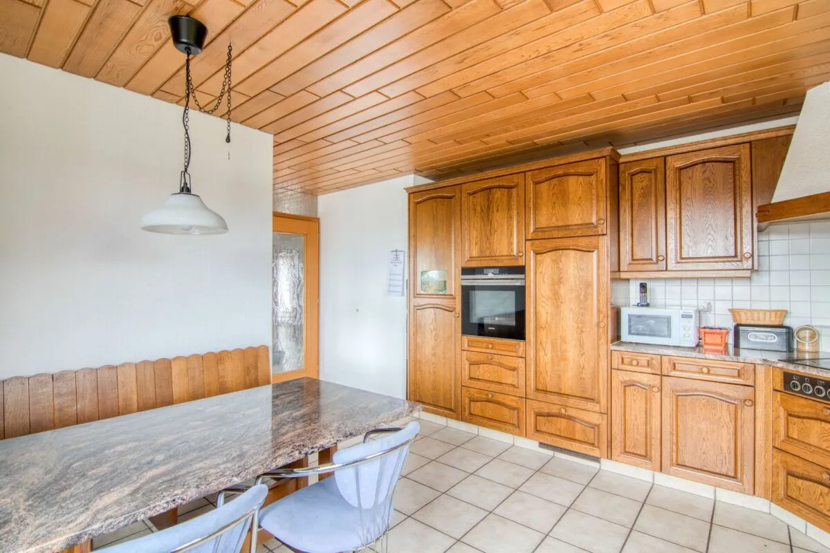 Grosszügiges 6.5-Zimmer-Einfamilienhaus mit Einliegerwohnung, Doppelgarage, 1'053 m² Gartenparadies und Weitsicht auf die Alpen