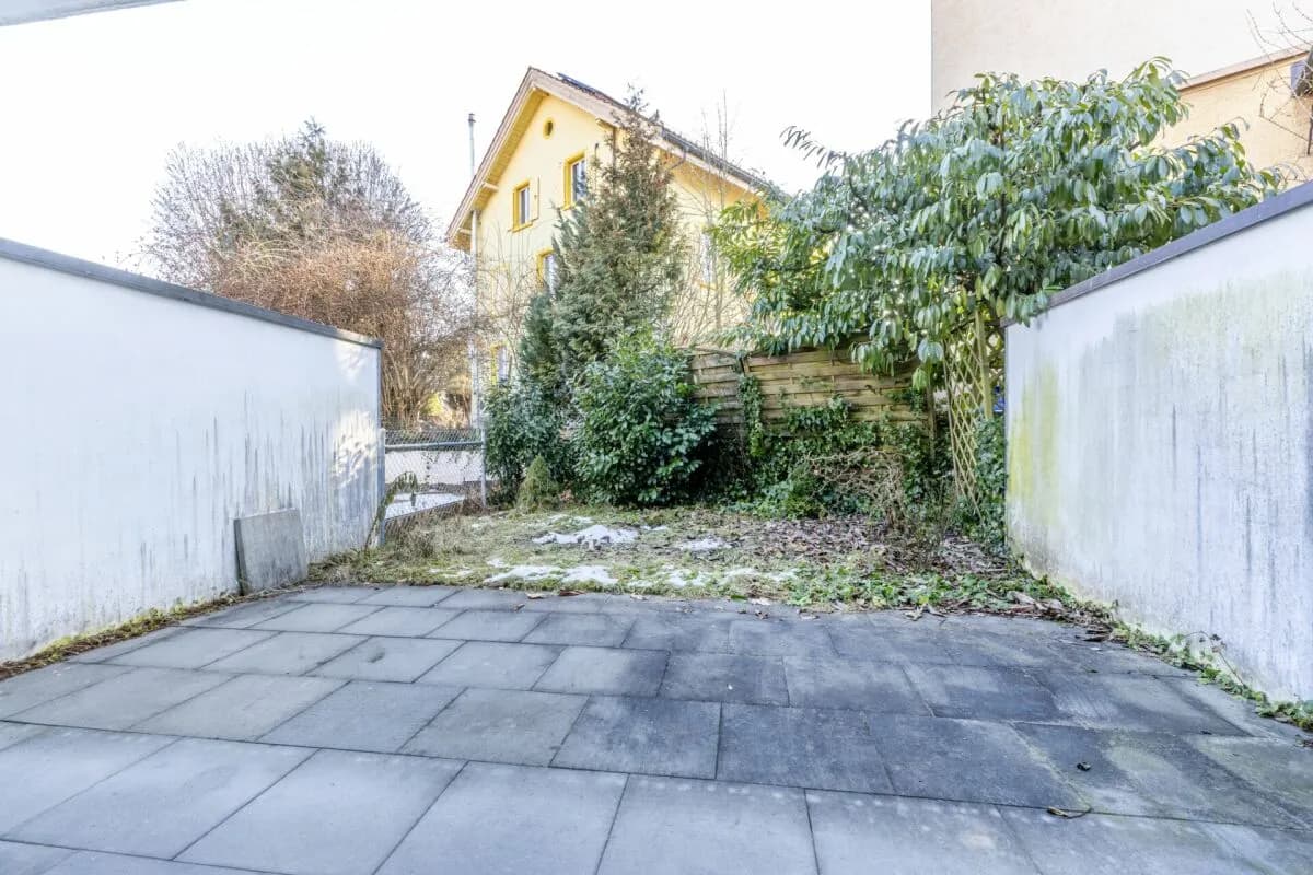 Renoviertes 5-Zimmer Mittelhaus mit Aussenparkplatz im beliebten Nägelseequartier