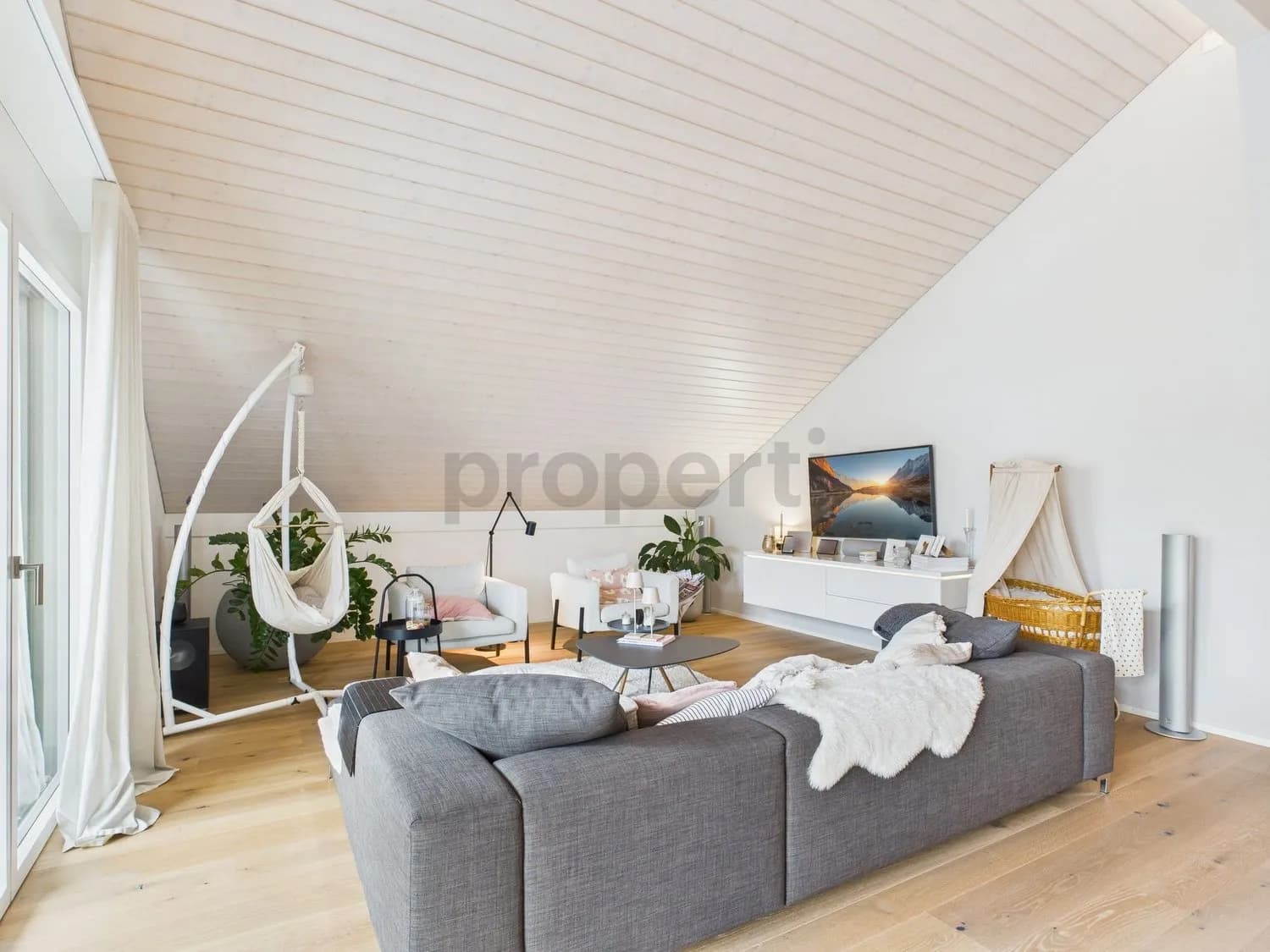 Moderne 5.5-Zimmer Dachwohnung in Erlinsbach mit wunderschöner Terrasse, von wo Sie die Abendsonne geniessen können