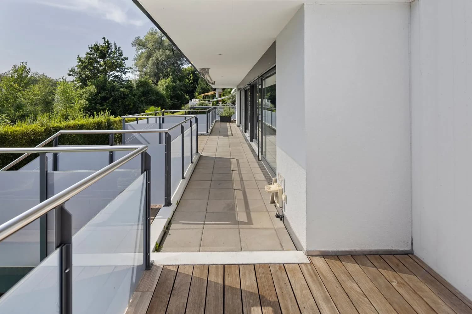 Leben mit Pool, grosser Terrasse und Limmatblick