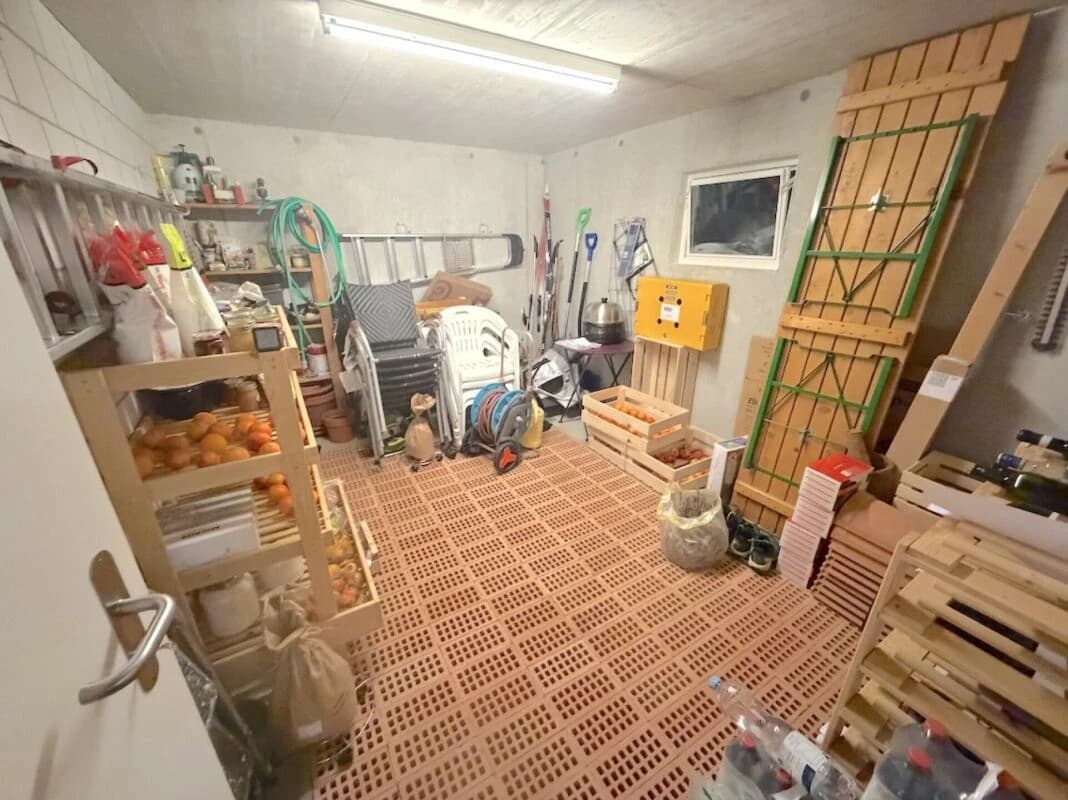 Einfamilienhaus mit separatem Eingang und Büro mit Toilette.