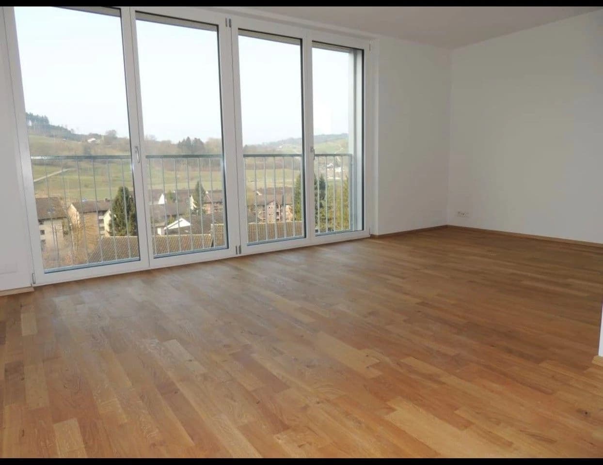 Moderne 3.5-Zimmer-Maisonette mit Parkplatzmöglichkeit, Birmensdorf