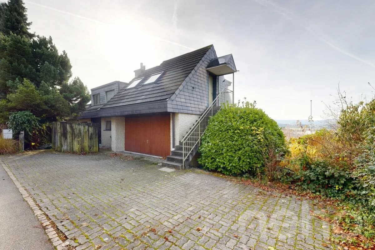 Villa mit Innenpool -  Wohntraum mit Weitsicht und Potenzial