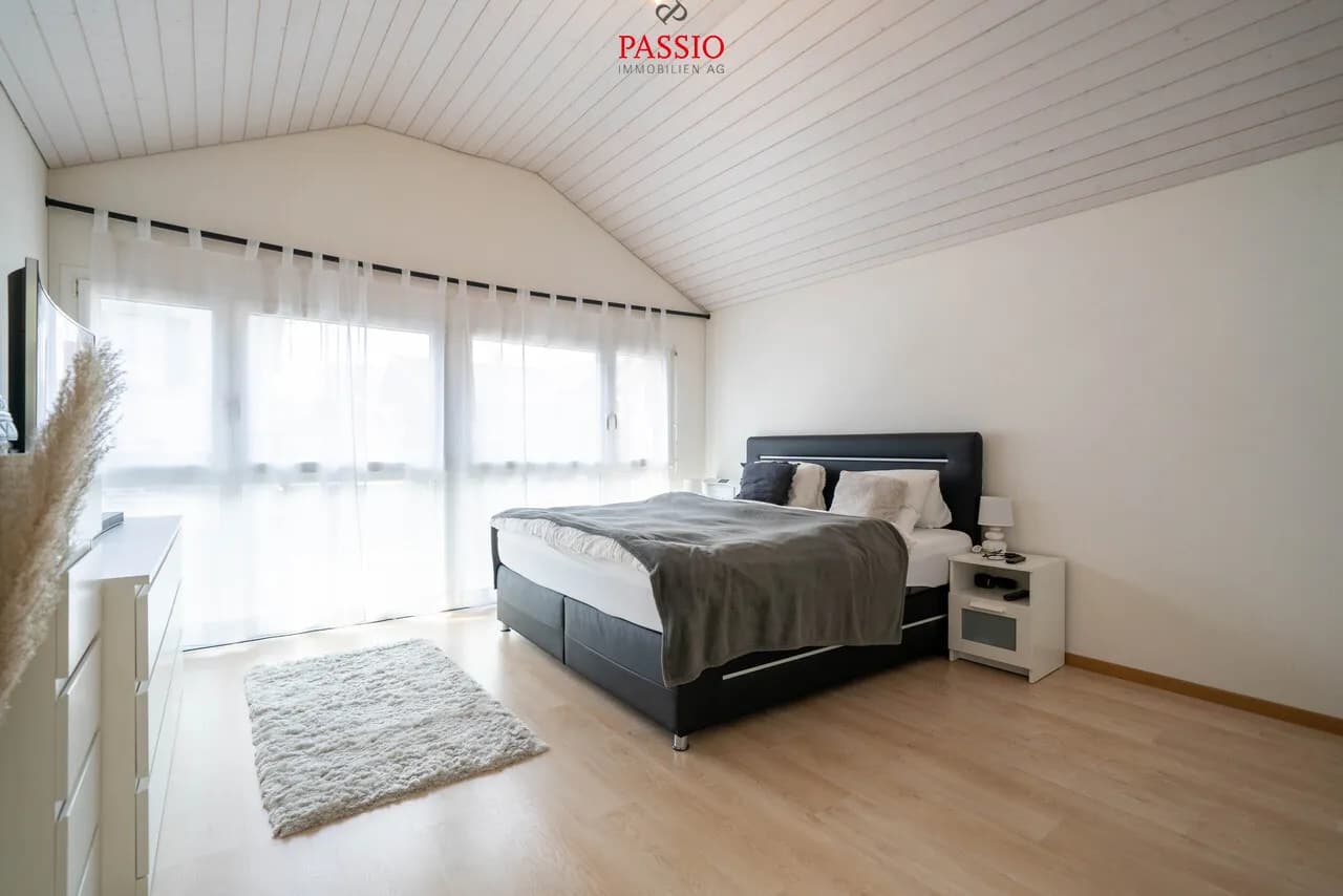 7.5-Zimmer Doppeleinfamilienhaus mit Seesicht und Potenzial