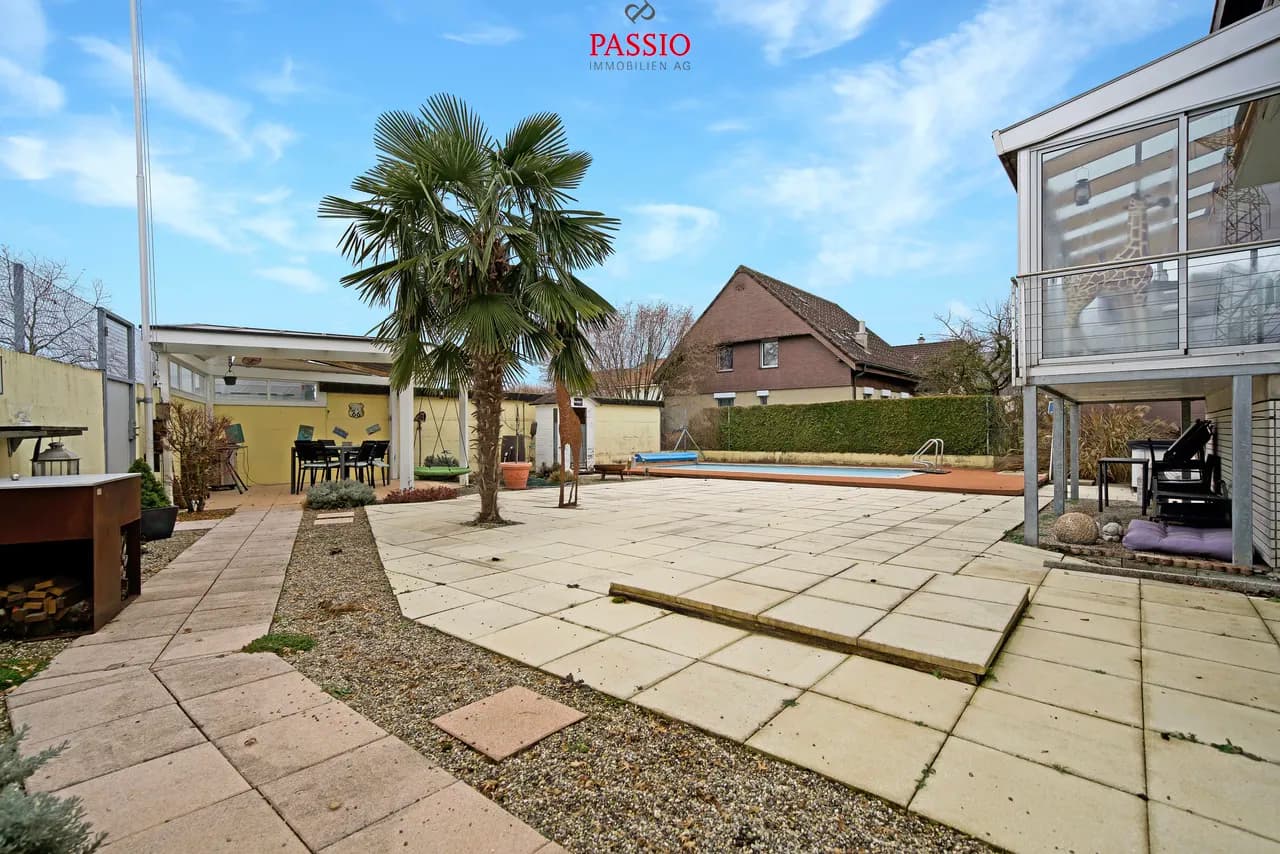 12-Zimmer 2-Familienhaus mit Pool & unverbaubarer Lage nahe Bern