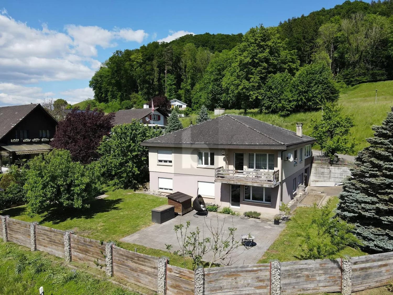 FREISTEHEND MIT VIEL UMSCHWUNG