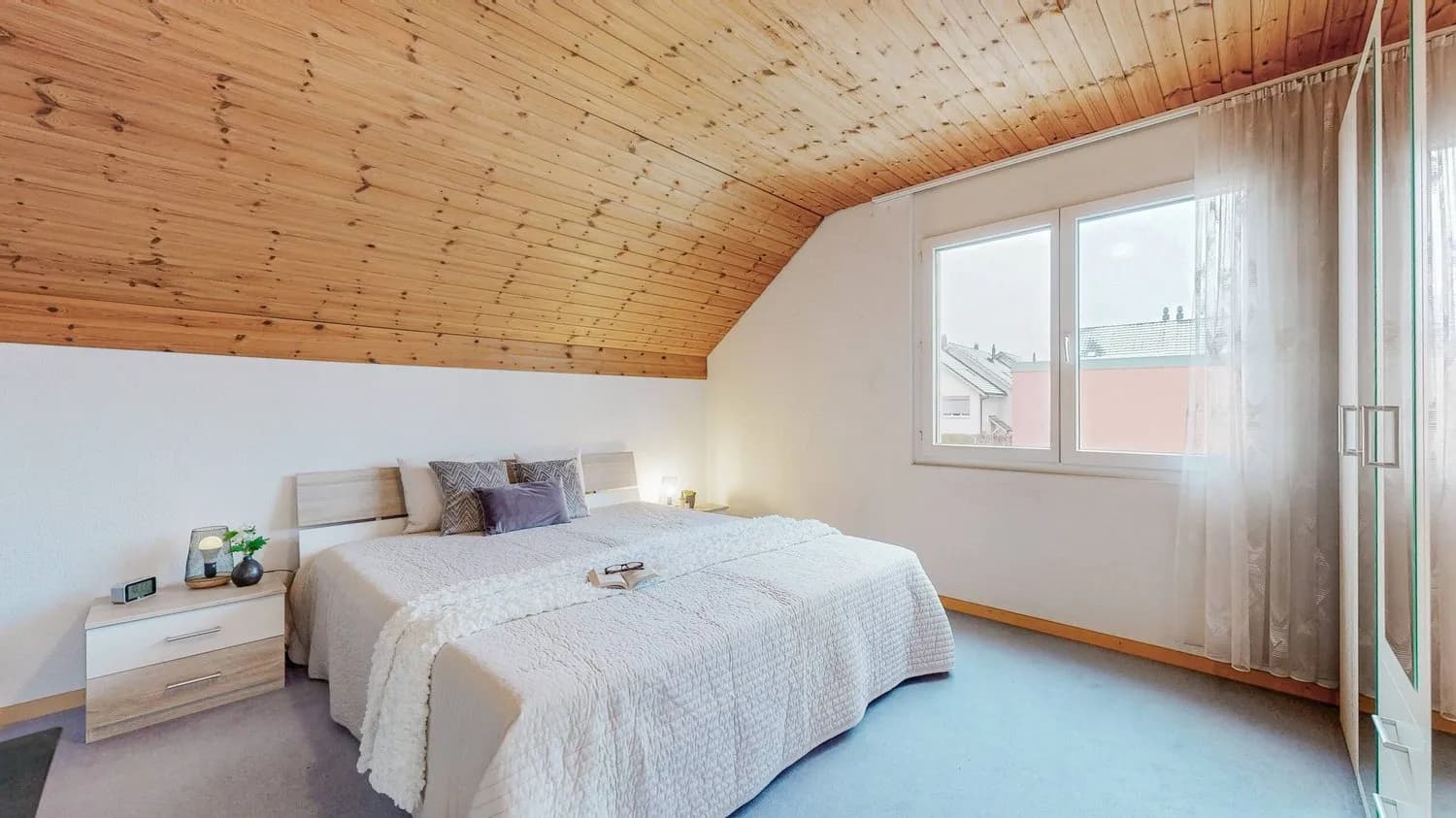 FREISTEHEND UND GUT IM SCHUSS - 5.5 ZIMMER EINFAMILIENHAUS