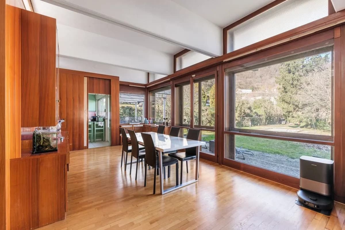 Villa mit grossem Grundstück und Landreserve (R2) / Villa con ampio terreno e riserva edificabile (R2) / Villa with large plot and development reserve (R2)