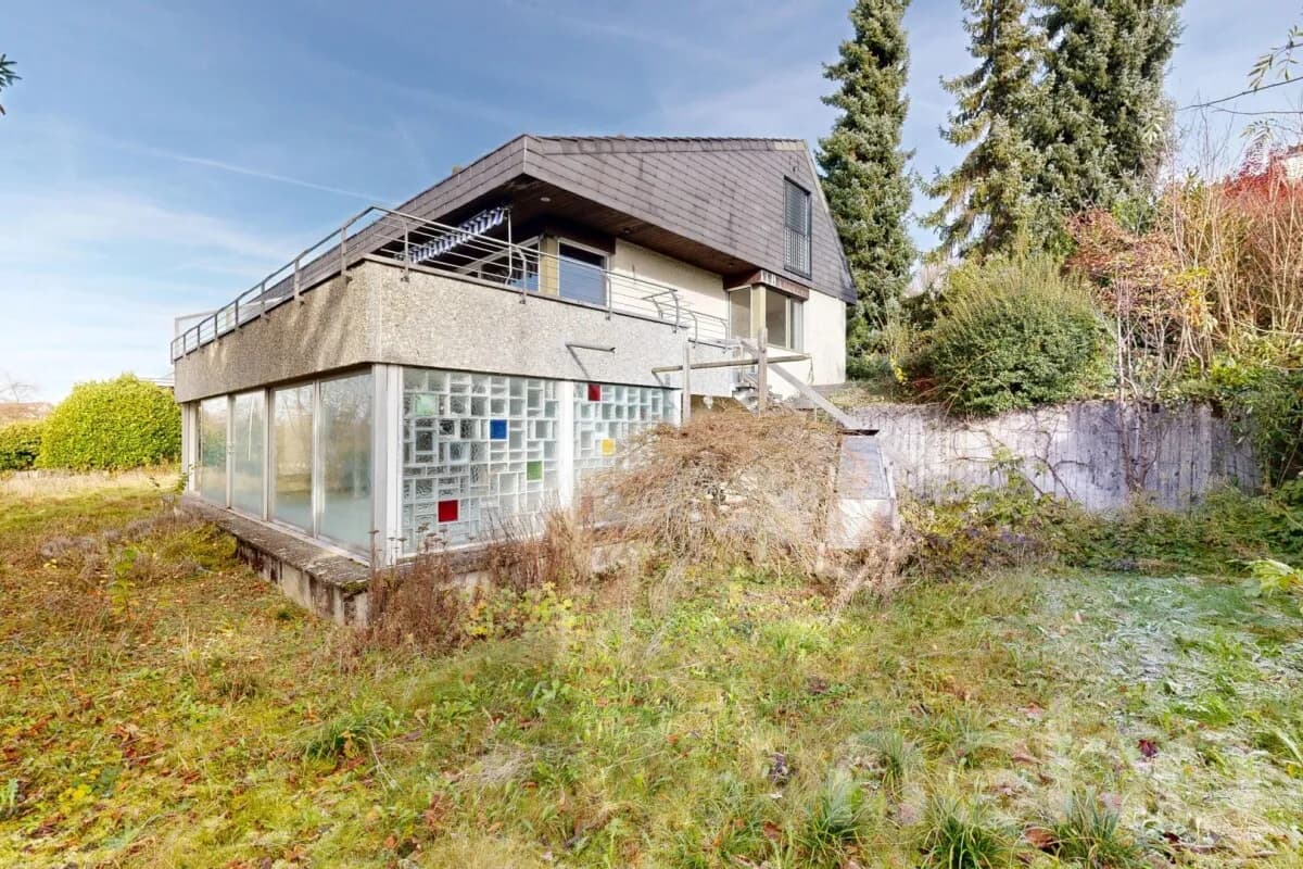 Villa mit Innenpool -  Wohntraum mit Weitsicht und Potenzial