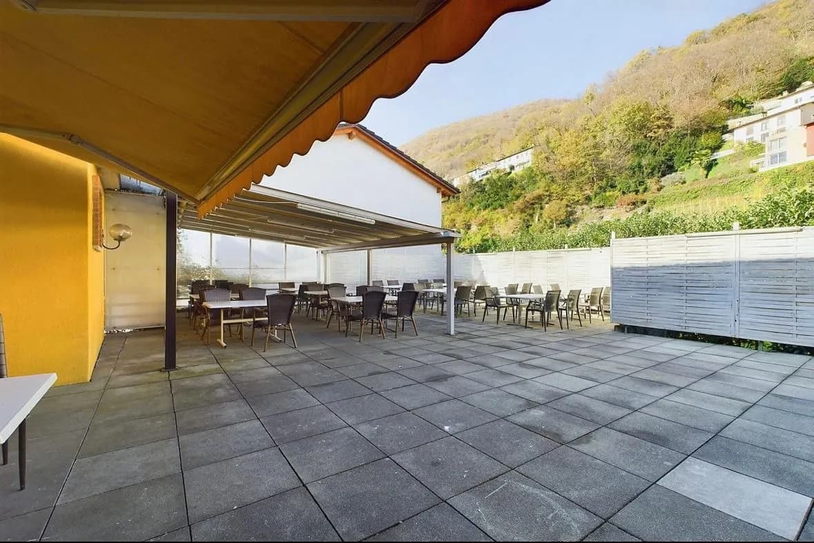 Charmantes Wohn- und Geschäftshaus mit Potenzial in Sanmentina // Un gioiello unico a Bellinzona: casa duplex con grotta storica, appartamento moderno e ampio potenziale