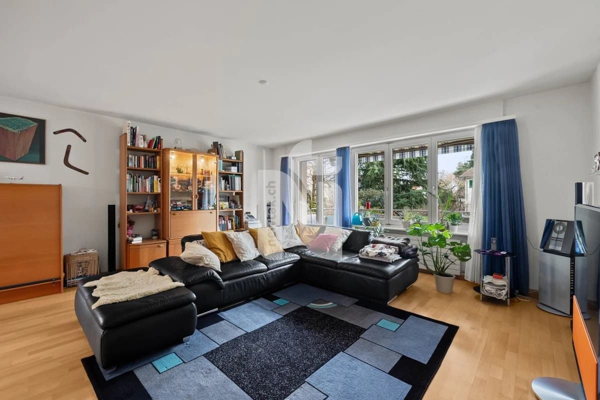 Familienfreundliche Gartenwohnung mit Balkon, eigenem Garten, Garagenbox und zusätzlichem Hobbyraum in bester Lage auf dem Bruderholz