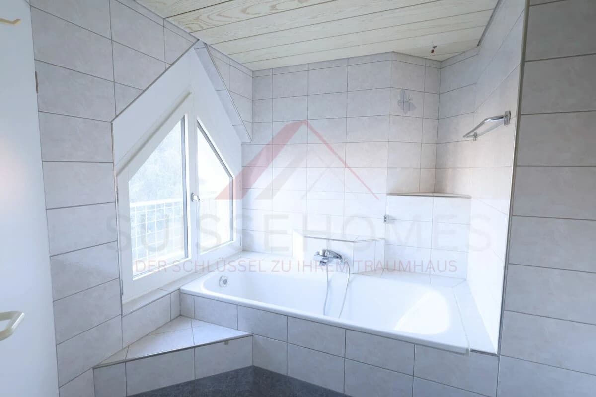 Moderne 4.5-Zimmer-Erdgeschosswohnung mit 36 m² Sitzplatz, Einzelgarage und stufenlosem Zugang in Studen BE