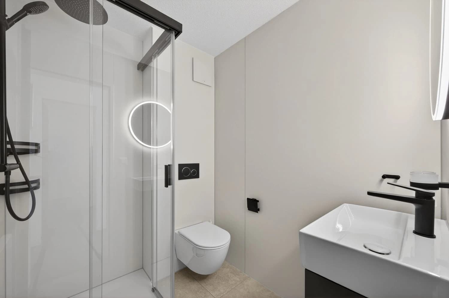 Familienidylle in Reichenburg SZ-ruhig, zentral und mit Bergblick