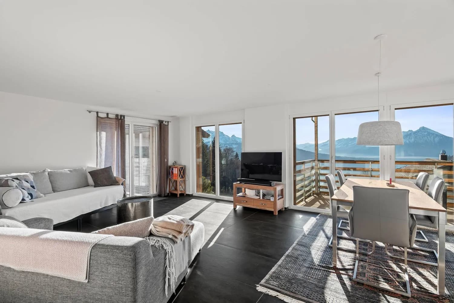 MODERNE WOHNUNG IN BEATENBERG MIT PANORAMAAUSSICHT