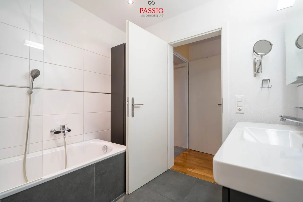 Moderne 4.5-Zimmer Wohnung mit grossem Balkon und Kanalsicht