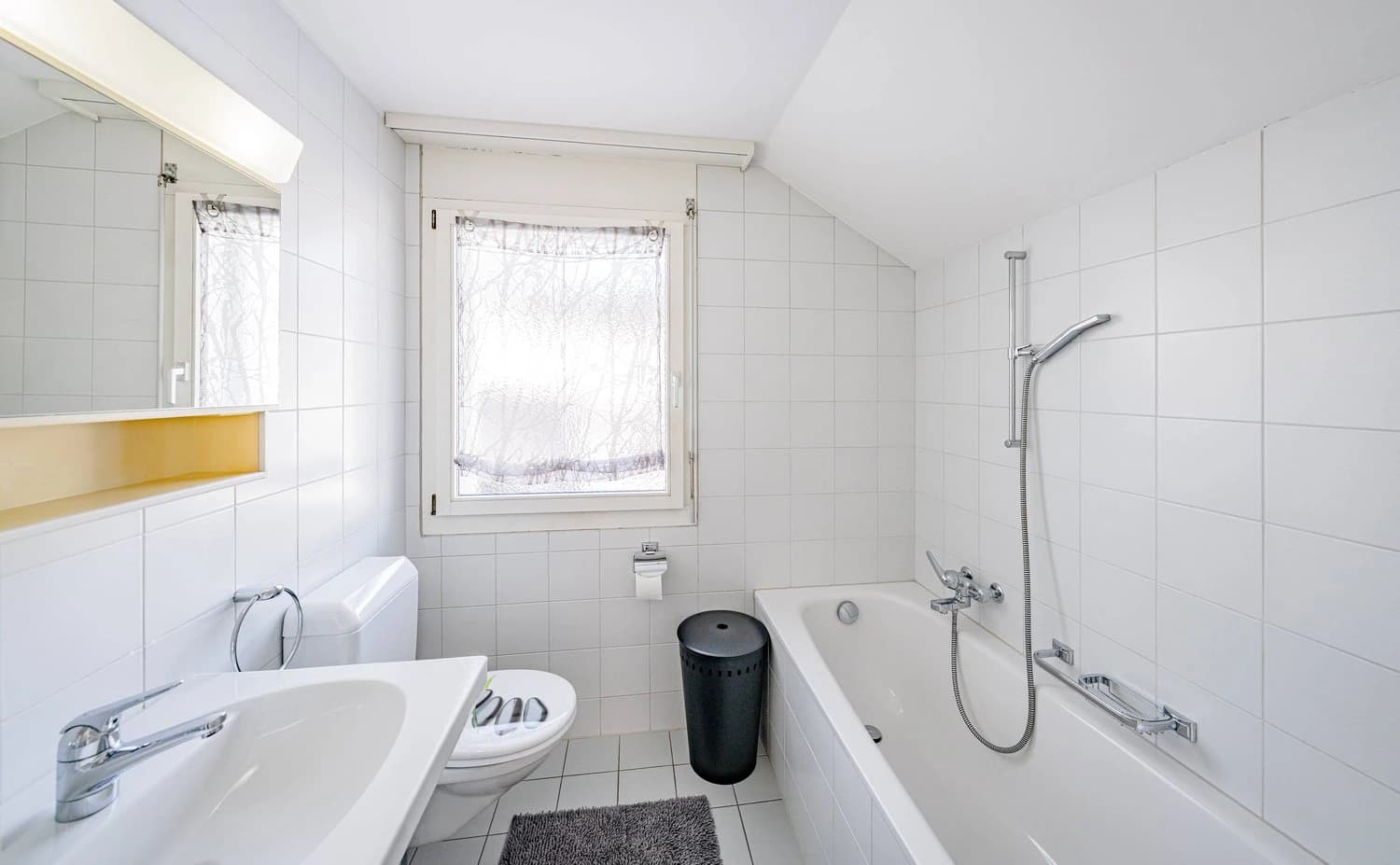 STILVOLLES WOHNEN IM ALPTHAL: SONNIGE 5.5 ZIMMER DOPPELHAUSHÄLFTE