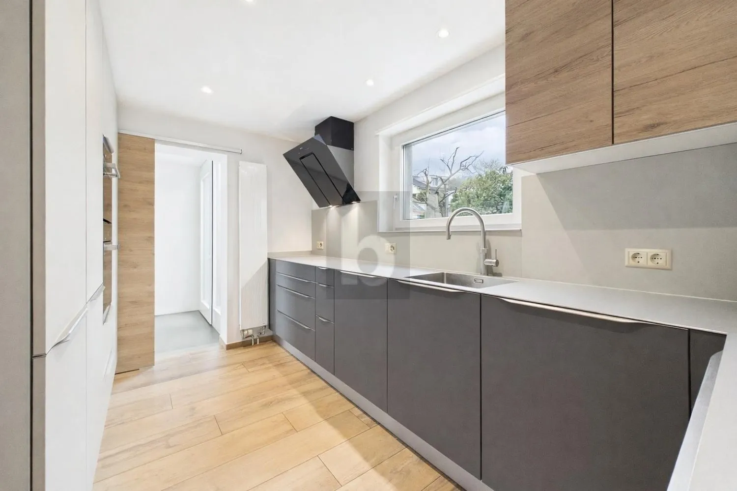 MODERNES JUWEL MIT POOL, SAUNA UND AUSSICHT