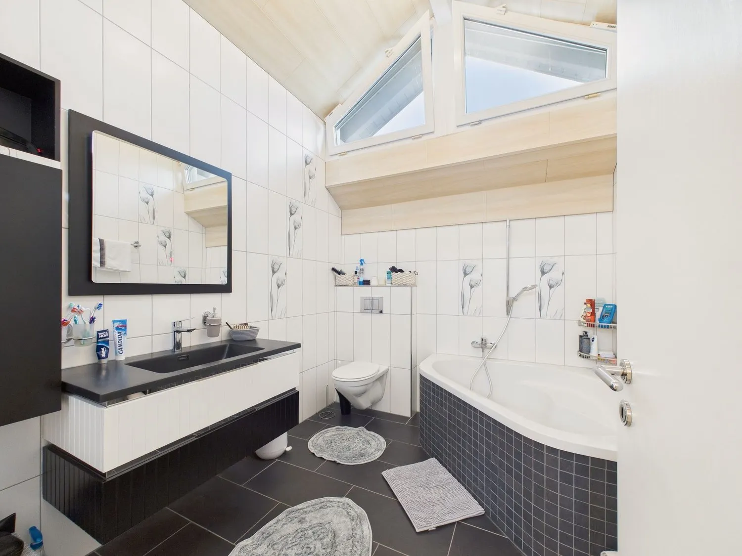 Moderne 6,5-Zimmer-Doppelhaushälfte in Uznach