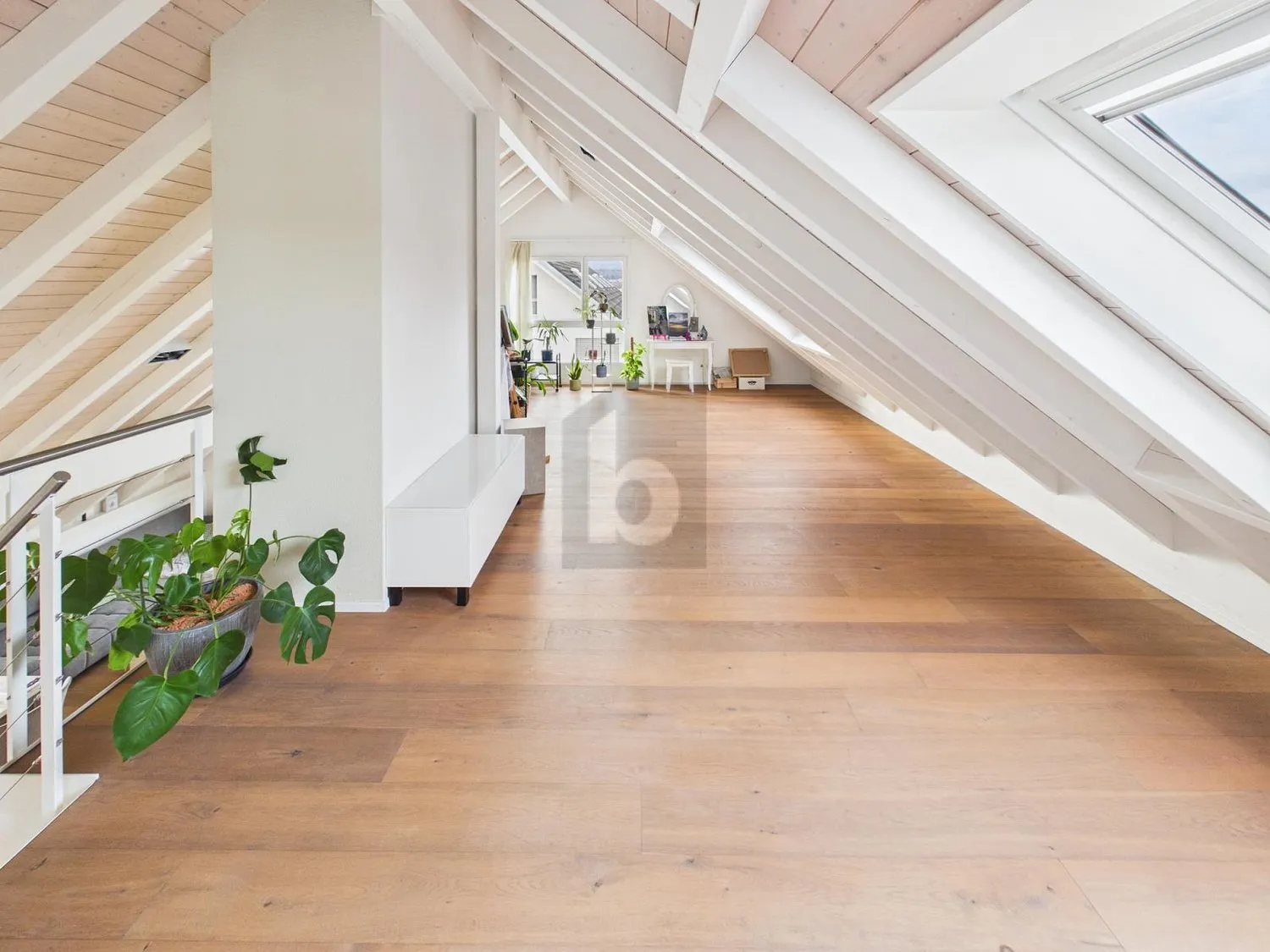 GROSSZÜGIG, LICHTDURCHFLUTET MIT GALERIE