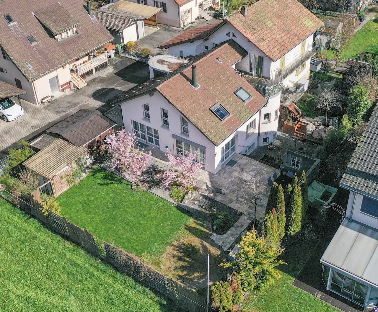 Renoviertes Zweifamilienhaus mit viel Platz und schönem Garten